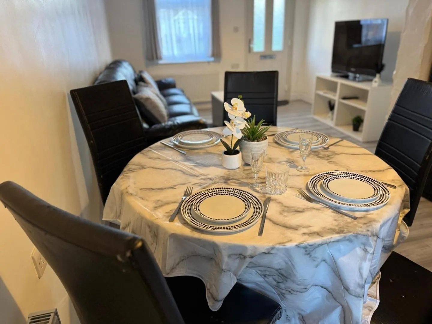 Charming 3B Home In East London - Cozy & Central contacts